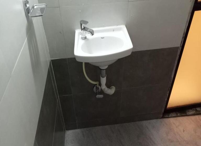 豪华三人间, New Sarah Inn, Andheri West