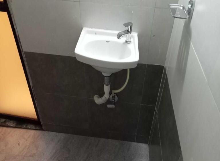 豪华三人间, New Sarah Inn, Andheri West