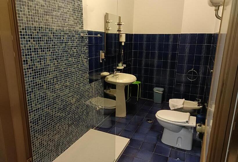 اتاق ساده سه نفره, Alba Serravalle