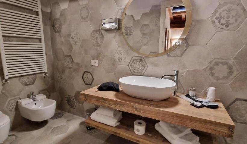 غرفة سوبيريور ثلاثية, Cà Uberti Palace