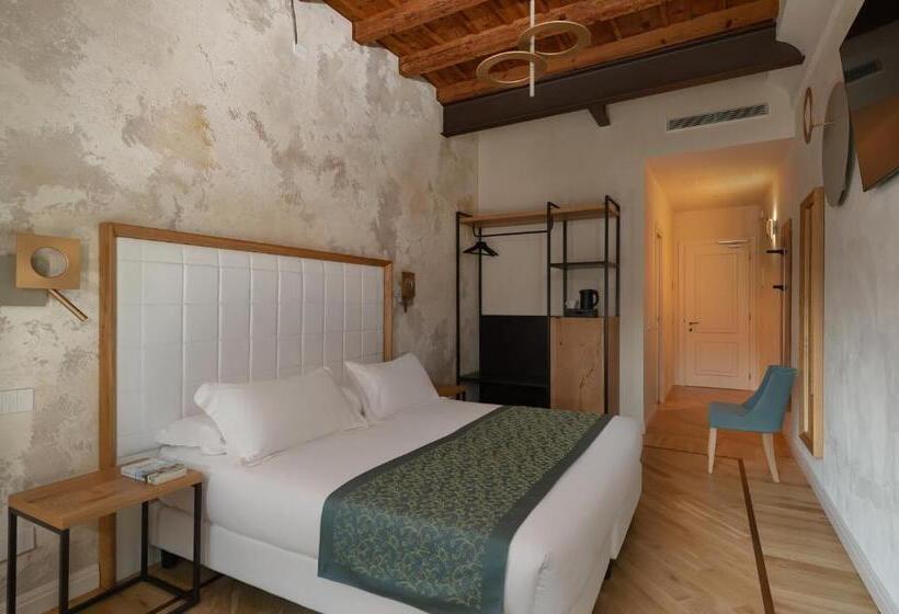 اتاق لوکس با چشم‌انداز شهر, Cà Uberti Palace