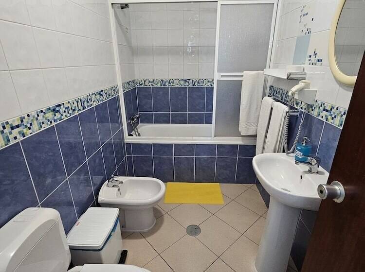 اتاق استاندارد سه نفره, Adelaide