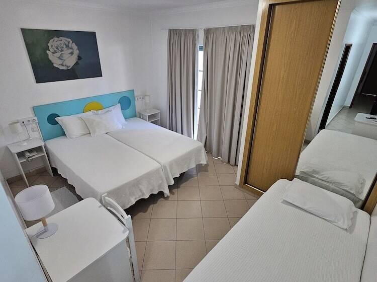 اتاق استاندارد سه نفره, Adelaide