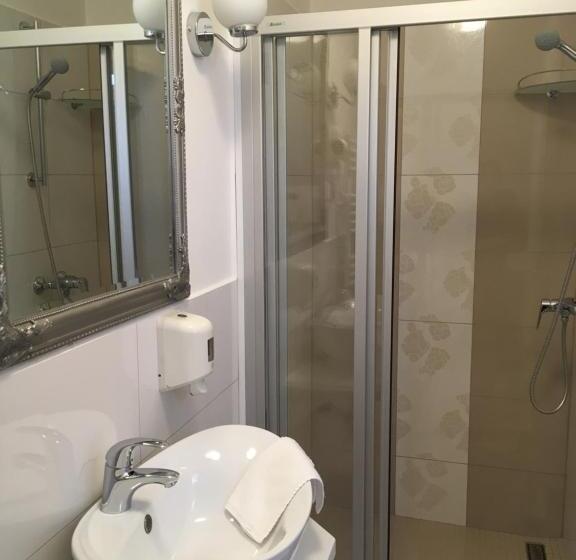 스탠다드 룸, Forras