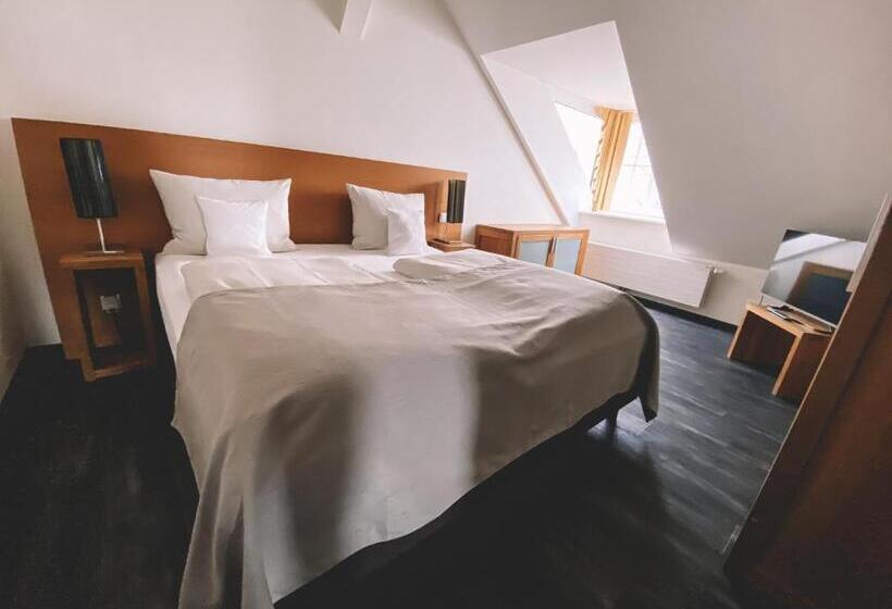 جناح, Hafenresidenz Stralsund