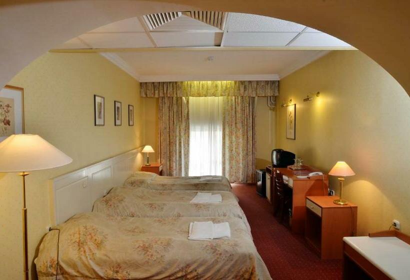 标准三人间, Korona