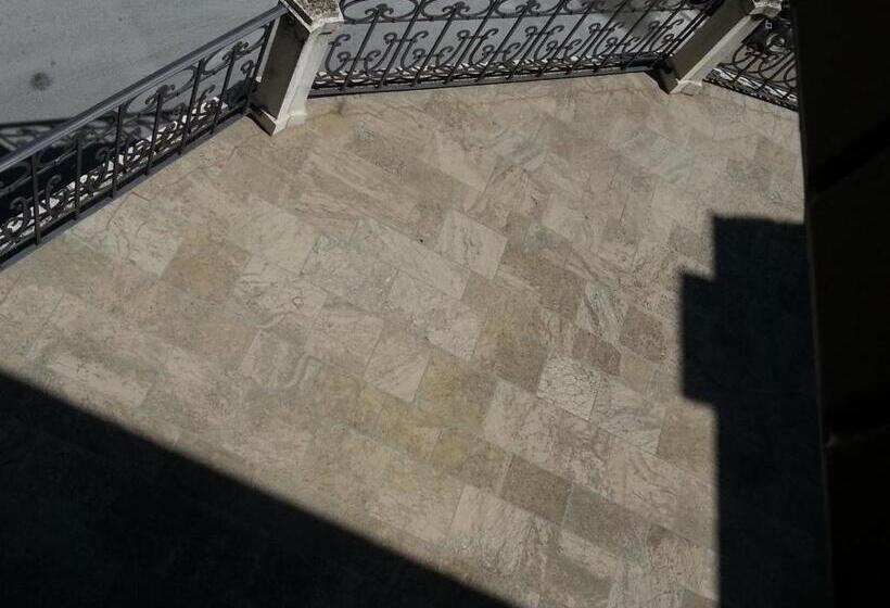 اتاق لوکس با وان آب گرم, Modà Antica Dimora