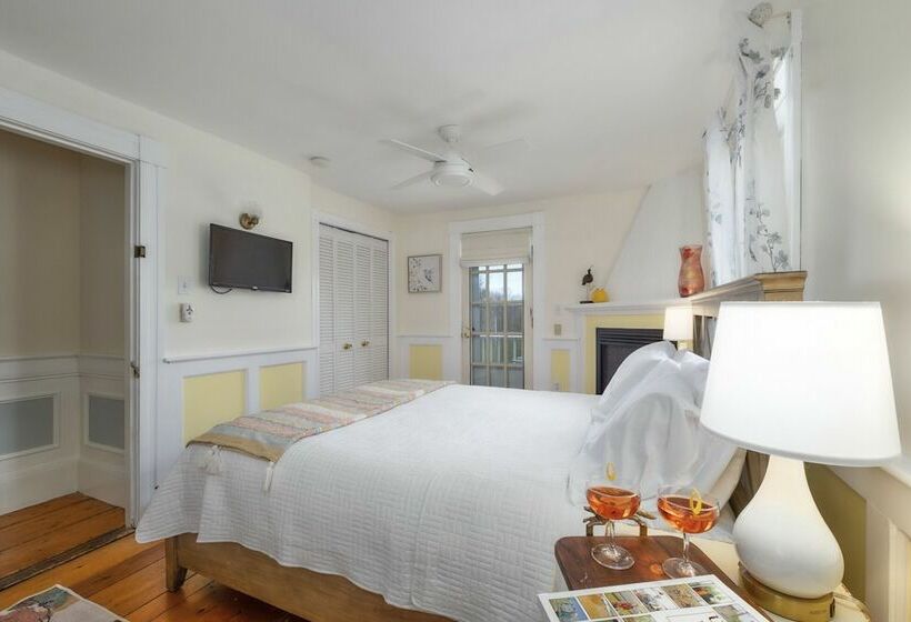 Romantic Room, Youngtown Inn & Restaurant