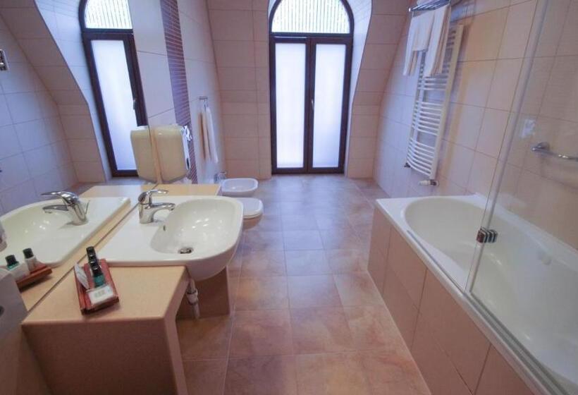 جناح جونيور, Wellness Hotel Gyula