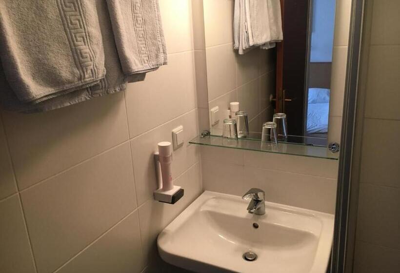 اتاق استاندارد چهارنفره با سرویس بهداشتی مشترک, Pension Ani