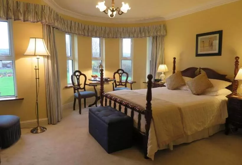 اتاق استاندارد چهار تخته, Brook Manor Lodge
