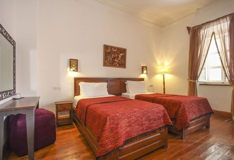 Deluxe-sviitti, Dar Mouima