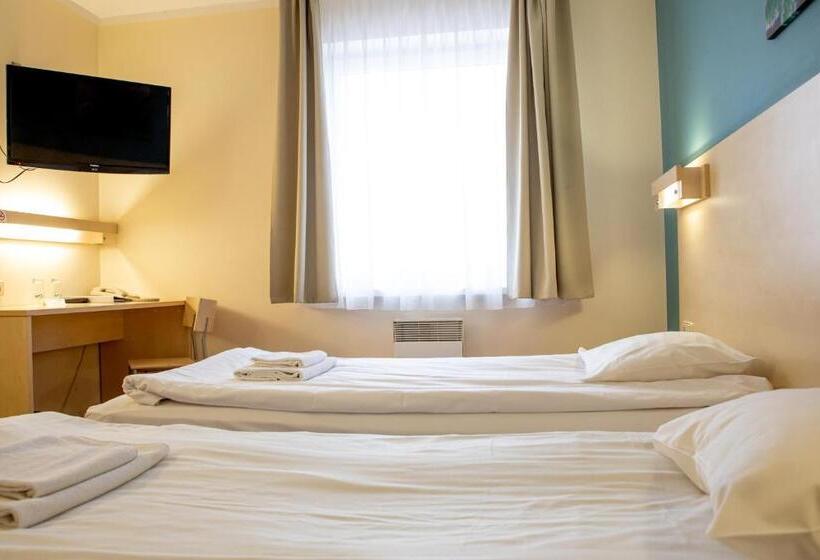 اتاق استاندارد سه نفره, Rija Bauska