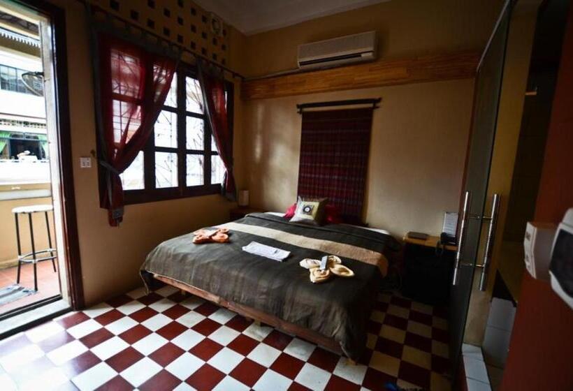 اتاق سوپریور با بالکن, The Local Riverside