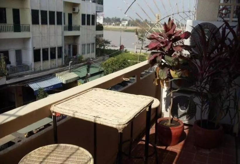 اتاق سوپریور با بالکن, The Local Riverside