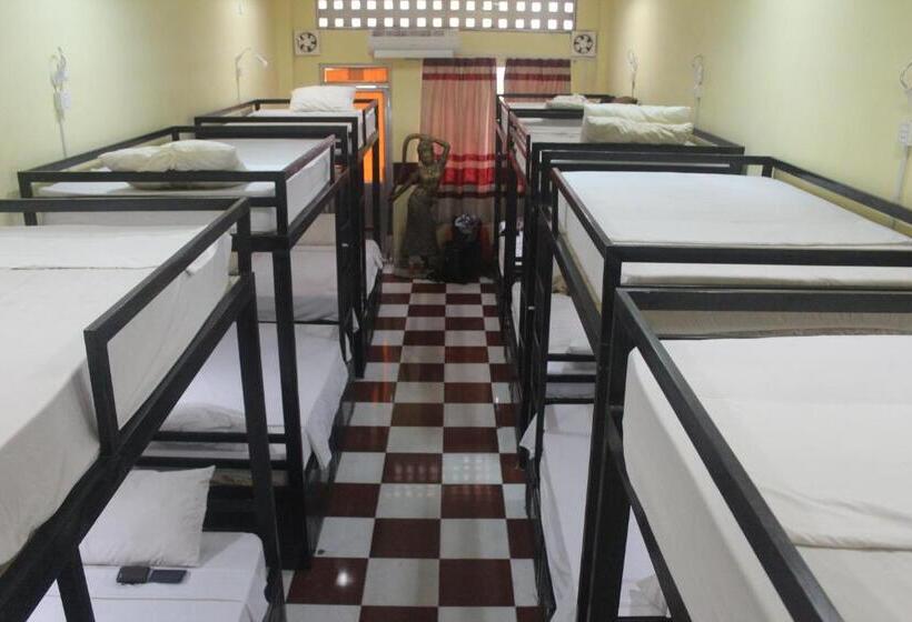 تختخواب در اتاق مشترک, The Local Riverside