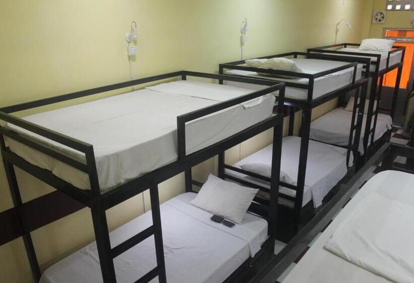 تختخواب در اتاق مشترک, The Local Riverside