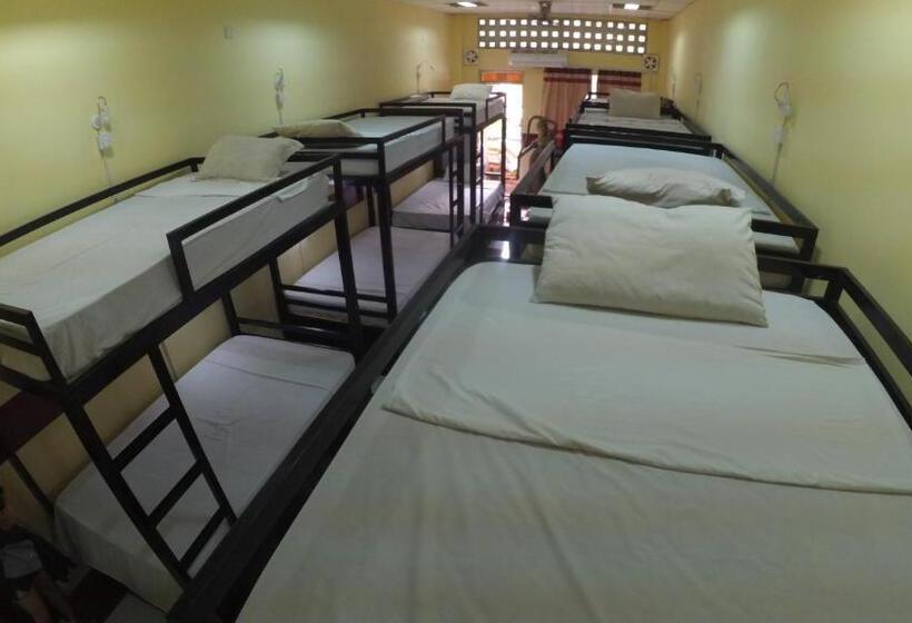 تختخواب در اتاق مشترک, The Local Riverside