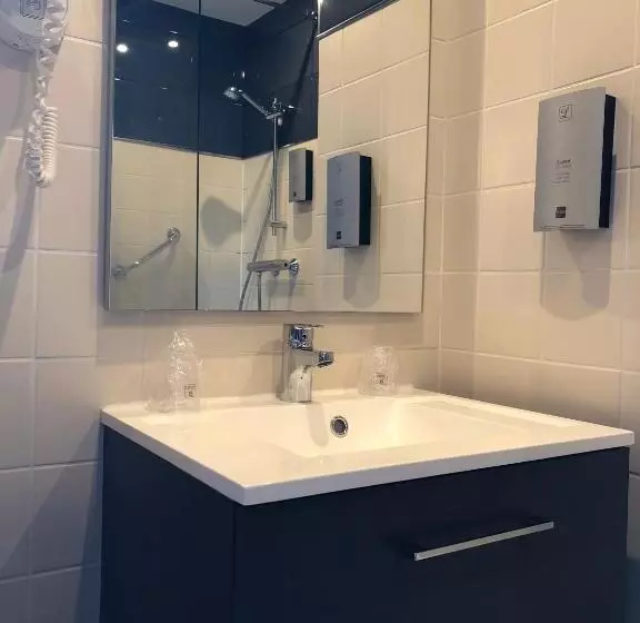 Standard Kolmen Hengen Huone Puutarhanäkymä, Logis Hôtel Auberge De L Etang