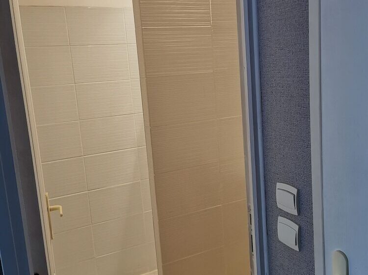 غرفة قياسية, La Chaumiere