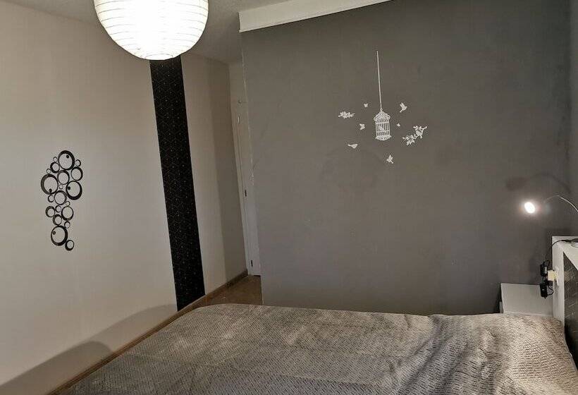 غرفة قياسية, La Chaumiere