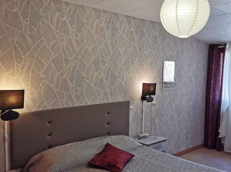 غرفة قياسية, La Chaumiere