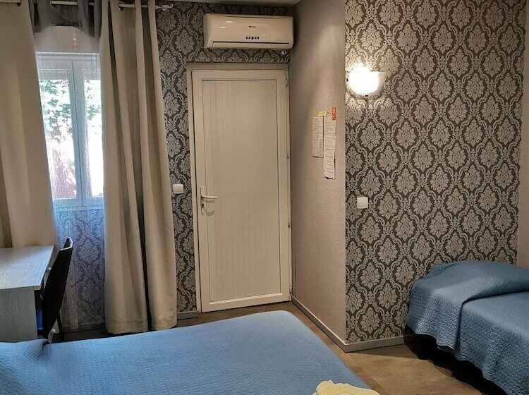 غرفة قياسية ثلاثية, La Chaumiere