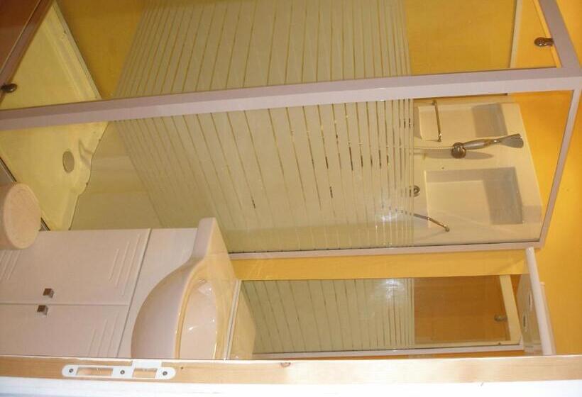 غرفة قياسية ثلاثية, La Chaumiere