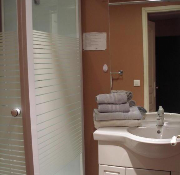 غرفة قياسية, La Chaumiere