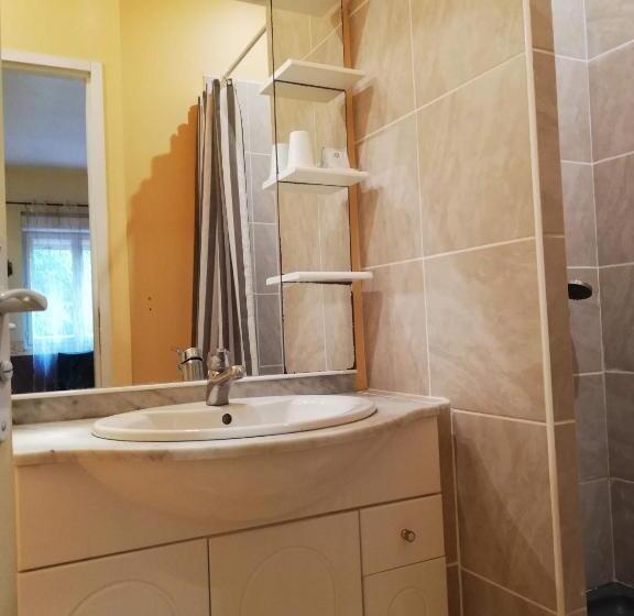 غرفة قياسية, La Chaumiere