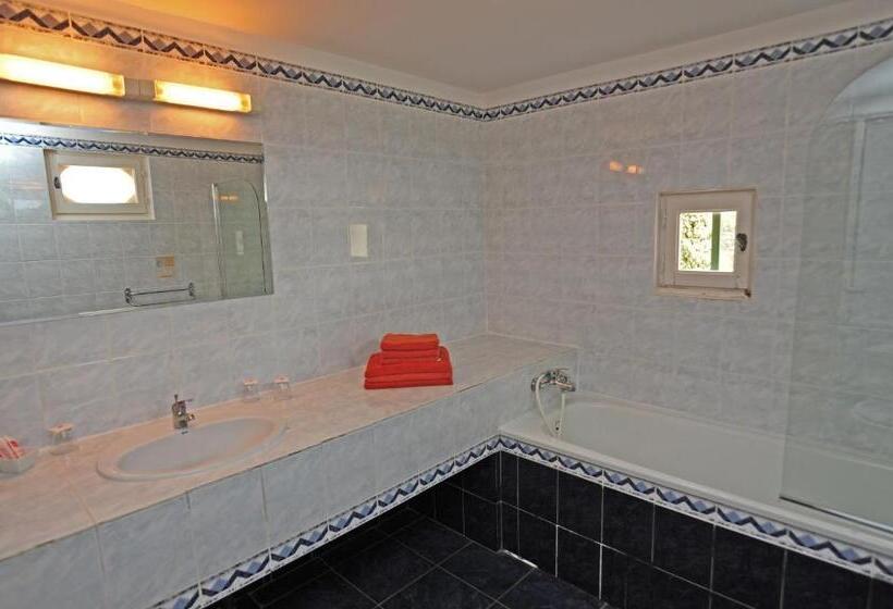 غرفة قياسية ثلاثية مزودة بتراس, Mas De La Tour