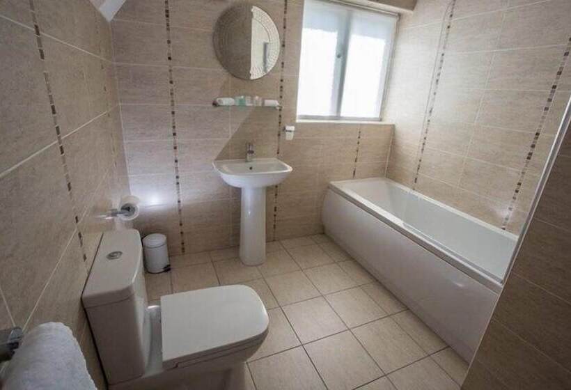 חדר סטנדרט, Mere Court