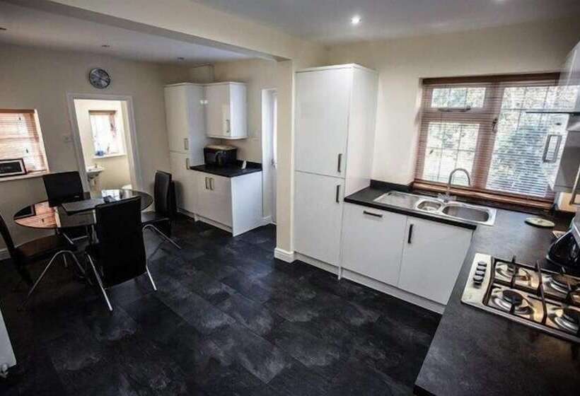 חדר סטנדרט, Mere Court