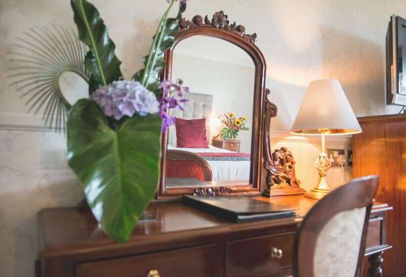 חדר אקזקיוטיב, Mere Court