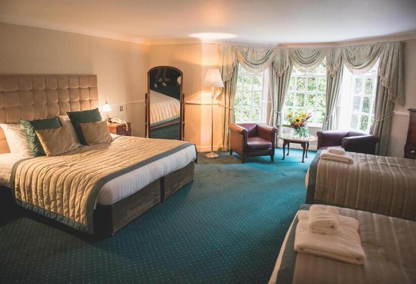 חדר משפחתי, Mere Court