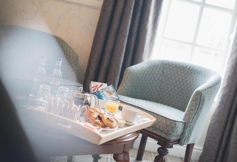 חדר משפחתי, Mere Court