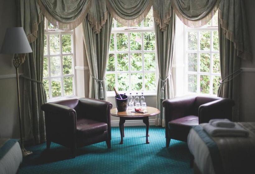 חדר משפחתי, Mere Court