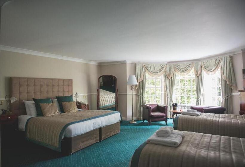 חדר משפחתי, Mere Court