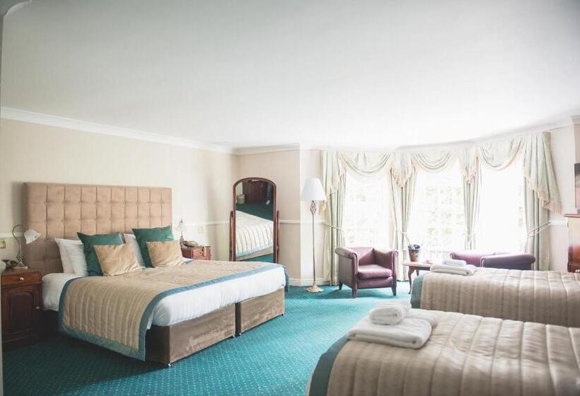 חדר משפחתי, Mere Court