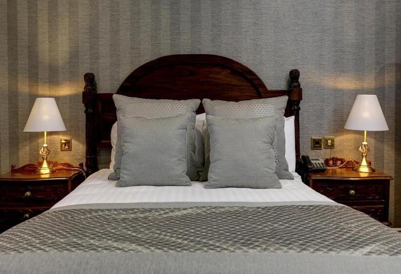 חדר סטנדרט, Mere Court