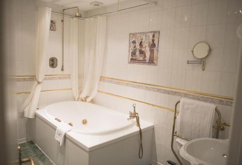 סוויטה, Mere Court