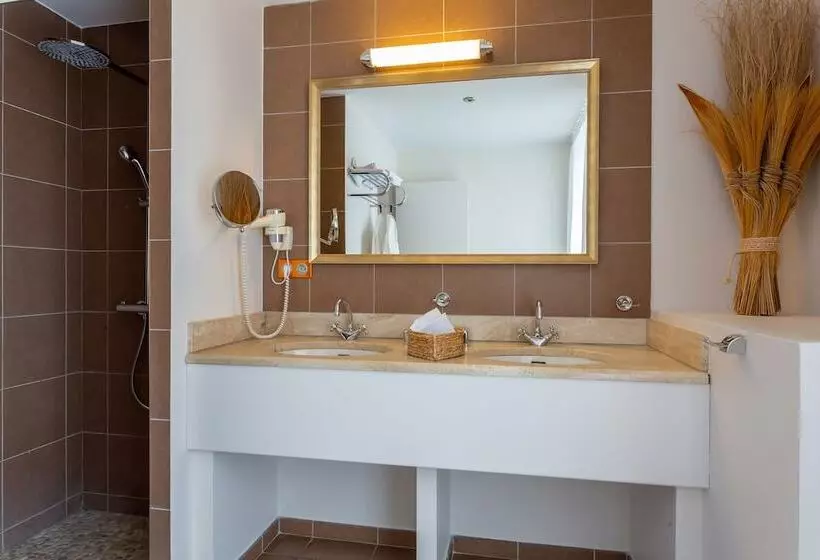 Classic Room, Restaurant Famille Bourgeois  La Cote Des Monts Damnes