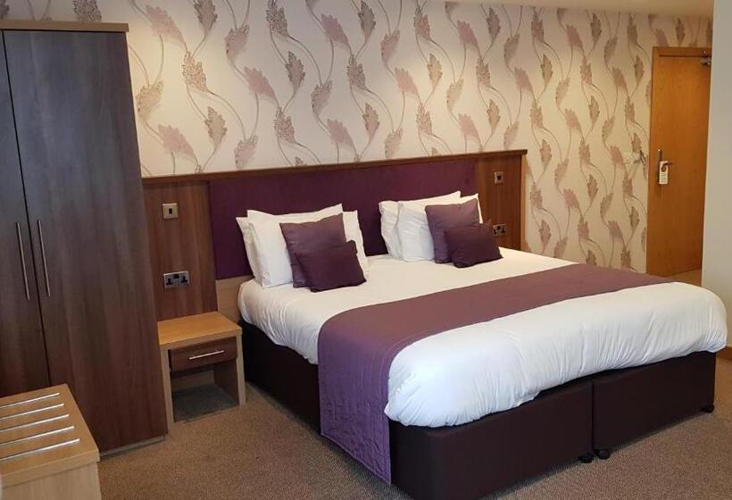 جناح جونيور, Weald Of Kent Golf Course And