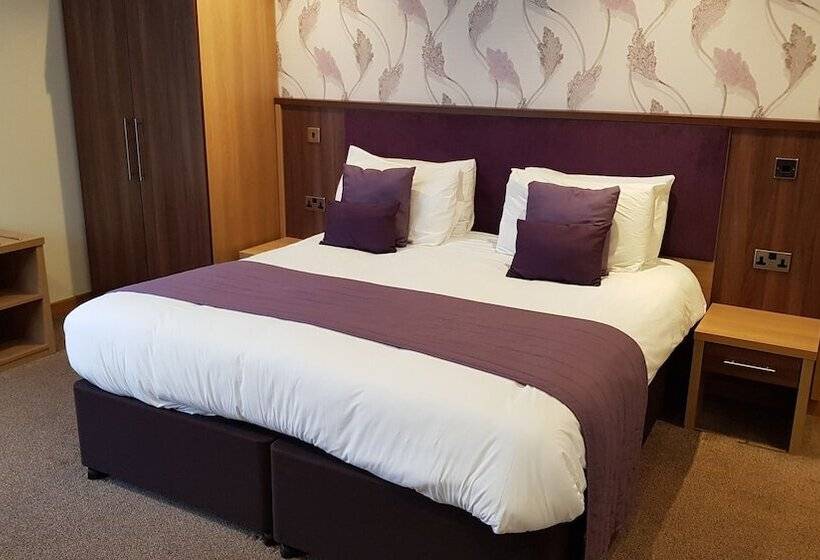 جناح جونيور, Weald Of Kent Golf Course And