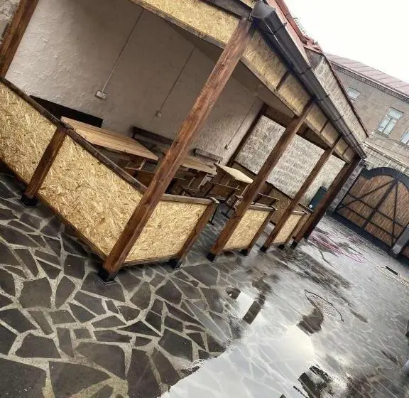 اتاق لوکس, Darbas Guest House
