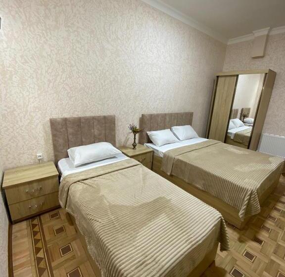 اتاق لوکس, Darbas Guest House