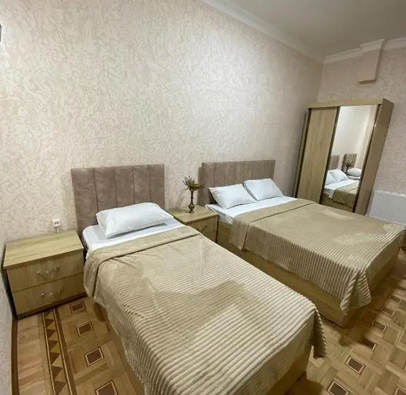 اتاق لوکس, Darbas Guest House
