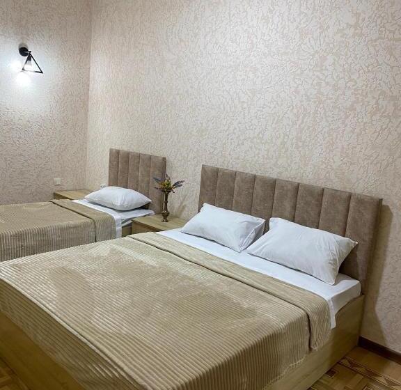 اتاق لوکس, Darbas Guest House