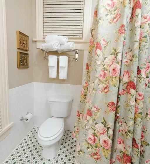 スタンダードルーム, Captain Henderson House