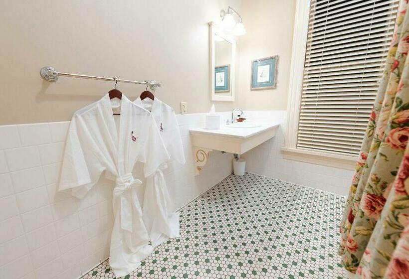 غرفة قياسية, Captain Henderson House